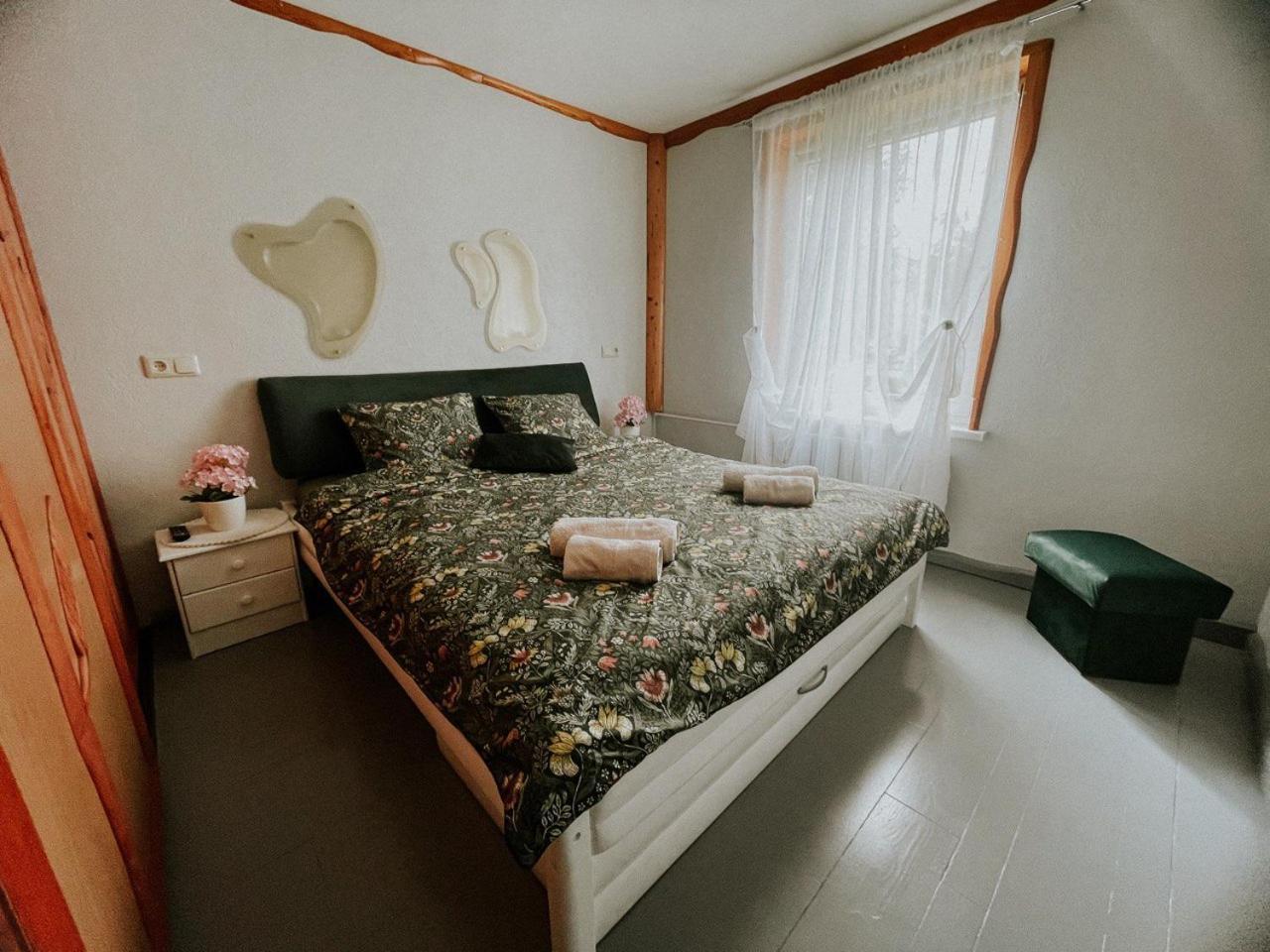 Apartment Family Or Group In Center *